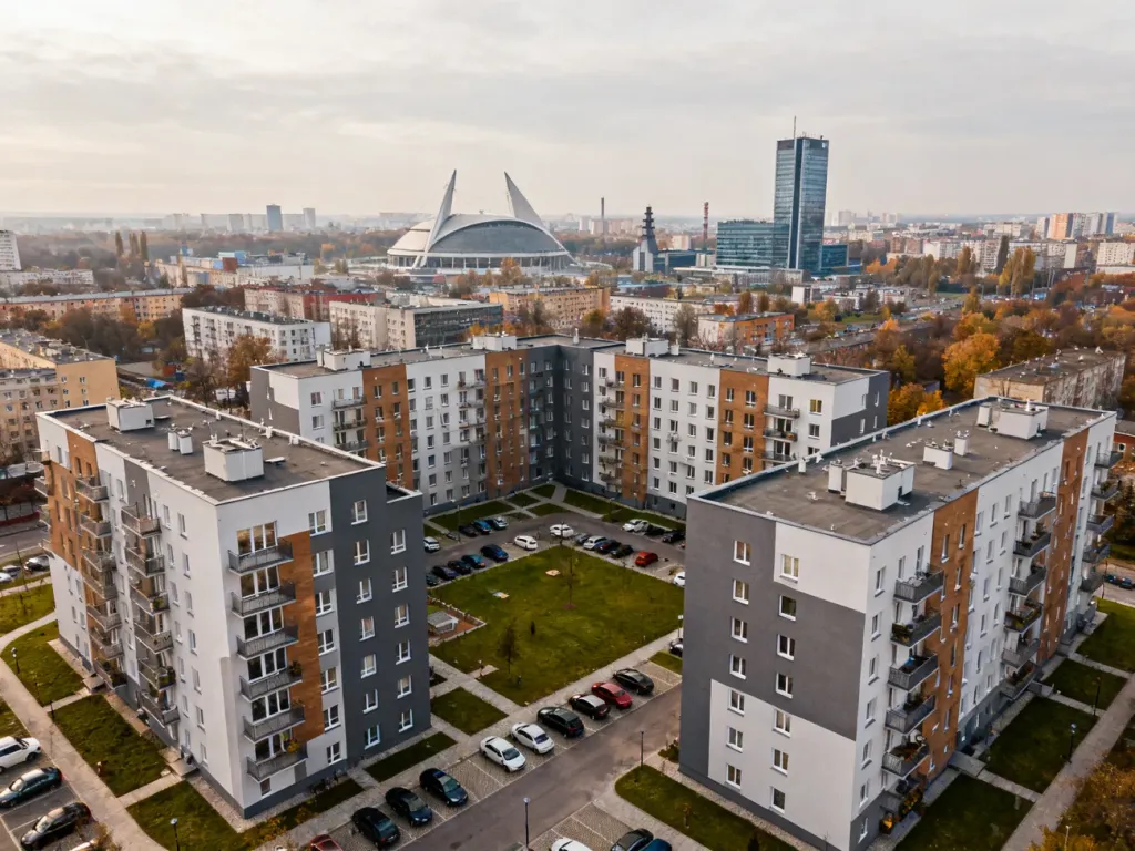 Nowe osiedla mieszkaniowe w Katowicach na tle panoramy miasta ze Spodkiem i biurowcami, pokazujące skalę rynku nieruchomości, no text on the picture